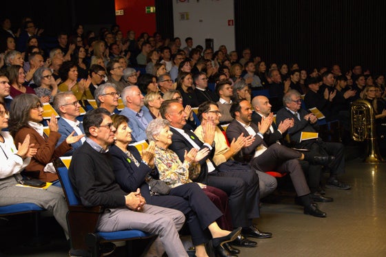 Volle Reihen beim 50-jährigen Jubiläum: In der Aula Magna verfolgten die Gäste Jubiläumsvideo, Theaterstück, Interview und Podiumsdiskussion, die Schlaglichter auf ein halbes Jahrhundert Schulgeschichte warfen. (Foto: LPA/Deutsche Bildungsdirektion/Stefanie Ausserer)
