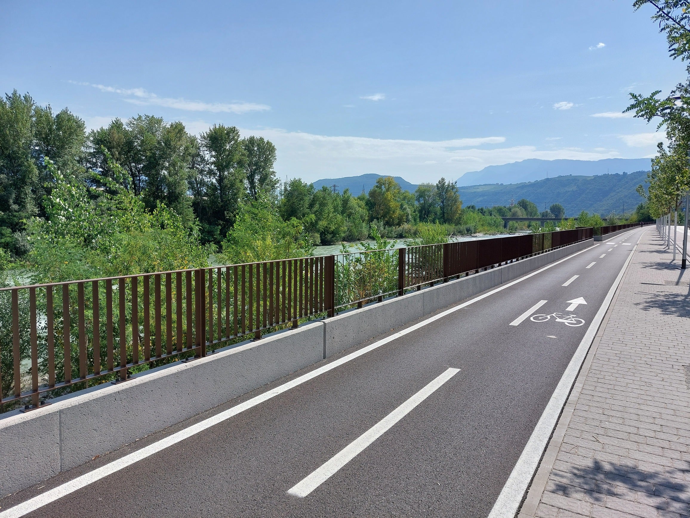 La pista ciclabile lungo la riva destra dell'Isarco a Bolzano è uno dei progetti in ambito di mobilità ciclistica già completati con successo. (Foto: USP/Dipartimento Infrastrutture e Mobilità)