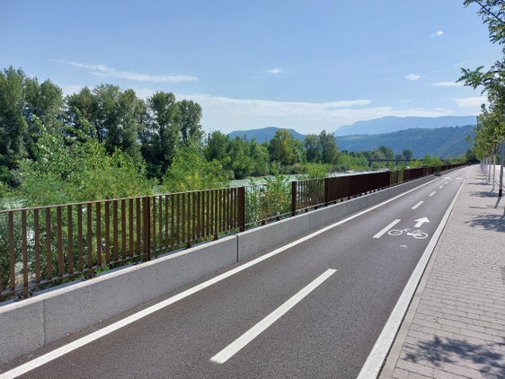 La pista ciclabile lungo la riva destra dell'Isarco a Bolzano è uno dei progetti in ambito di mobilità ciclistica già completati con successo. (Foto: USP/Dipartimento Infrastrutture e Mobilità)