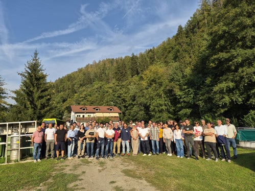 Am Nachmittag des 1. Oktober stand eine Besichtigung des Aquatischen Artenschutzzentrums in Schenna auf dem Programm, das Teil des Forstbetriebs der Agentur Landesdomäne ist. Im Vorjahr wurden dort über 100.000 Jungfische der Marmorierten Forelle für den Besatz in Südtirols Gewässern bereitgestellt. (Foto: LPA/Fischereiverband Südtirol)