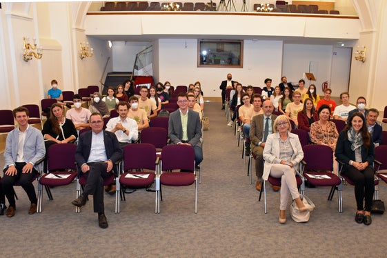 Die Innsbrucker Ursulinensäle bildeten einen stimmungsvollen Rahmen für den Festakt zum zehnjährigen Jubiläum des Euregio-Jugendfestivals, an dem coronabedingt nur 30 Jugendliche aus den drei Ländern teilnehmen konnten. (Foto: Land Tirol/Iris Reichkendler)