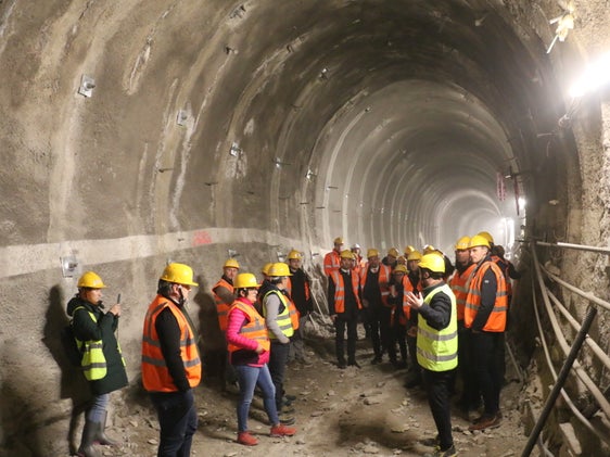 Lokalaugenschein im Bahntunnel Josefsberg: Die Bauarbeiten gehen zügig voran. (Foto: LPA/Patrick Thaler)