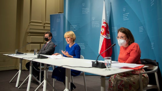 Da sin. Eugenio Bizzotti, l'assessora Waltraud Deeg e Brigitte Waldner (Foto: ASP/Greta Stuefer)