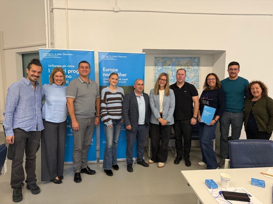 La direttrice della Ripartizione Europa, Martha Gärber (seconda da sinistra), con la delegazione proveniente dalla zona di confine tra Polonia e Lituania, recentemente ospite a Bolzano. (Foto: USP/Ripartizione Europa)