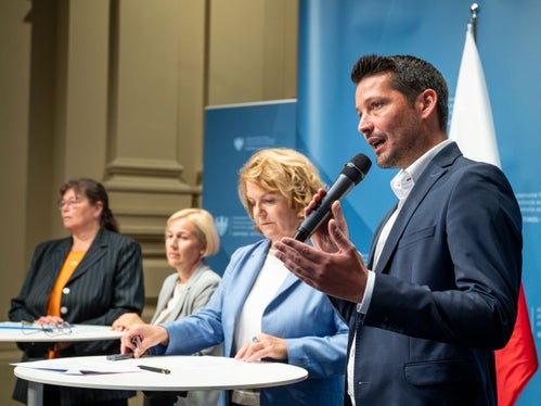 Im Projekt werde solidarisch Verantwortung übernommen, hob Gemeindenverbandspräsident Dominik Oberstaller hervor. (Foto: LPA/Fabio Brucculeri)