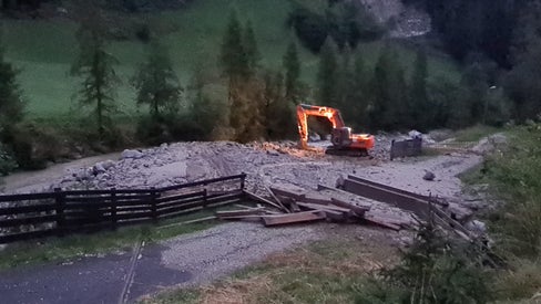 Am Hölderlegraben in Martell gingen etwa 3000 Kubikmeter bis in die Plima nieder, im Bild der Bagger, der im Auftrag der Wildbachverbauung noch gestern Abend am Zusammenfluss mit der Plima mit den Aufräumarbeiten begonnen hat. (Foto: LPA/Landesamt für Wildbach- und Lawinenverbauung West)