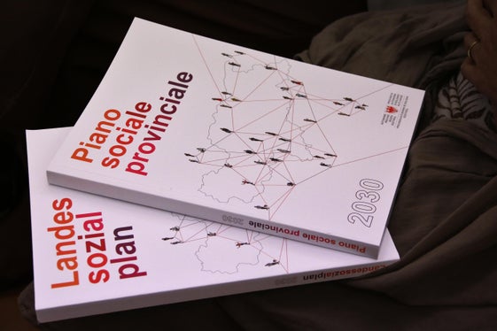 Presentato oggi (27 luglio) il Piano sociale provinciale 2030di oltre 240 pagine che definisce strategie e misure d'azione per il sistema sociale e la società altoatesina (Foto: ASP/Greta Stuefer)