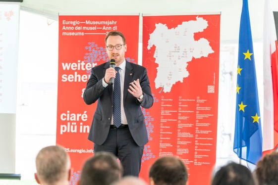 
Tirols Landeshauptmann-Stellvertreter&nbsp;Philip Wohlgemuth: Beim Euregio-Museumsjahr werden Gerechtigkeit, Krisenbewältigung und Widerstand unter dem Motto 'weiter sehen' aus unterschiedlichen Perspektiven und laden zum 'weiter denken' ein. (Foto: LPA/Daniel von Johnston)