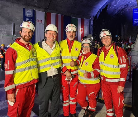 Tunneldurchschlag in Mauls: LR Bessone im Gespräch mit den Rettungskräften. (Foto: LPA)