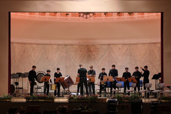 L'ensemble di percussioni Drumline der Masterclass, in cui studenti senior di varie scuole di musica e del conservatorio suonano sotto la direzione di Georg Malfertheiner e Rainer Furthner, ha contribuito all'accompagnamento musicale della giornata di inaugurazione delle scuole di musica tedesche e ladine al Kursaal di Merano. (Foto: USP/Johann Finatzer)