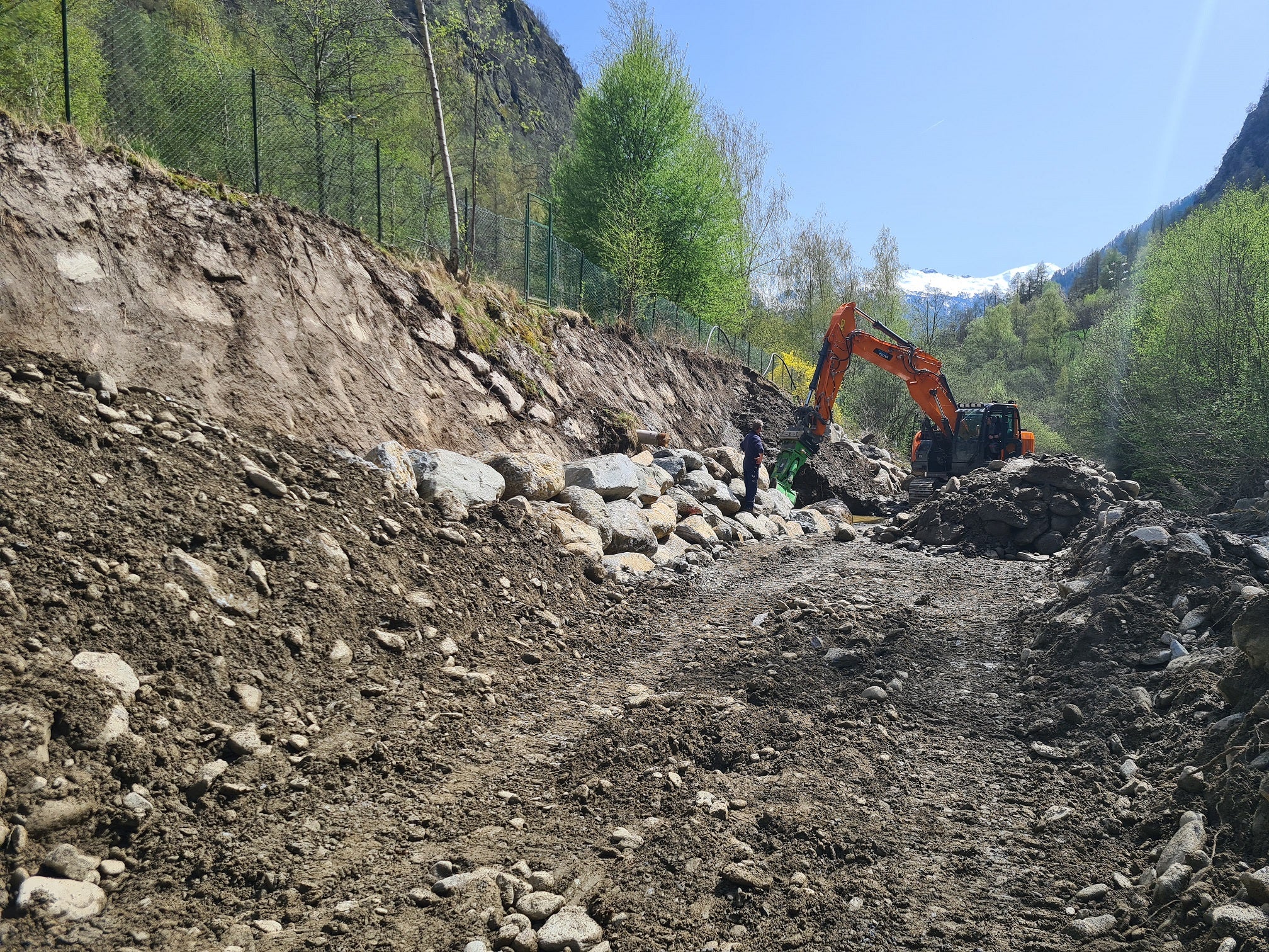 Während der Arbeiten: Der Bautrupp der Wildbachverbauung hat die unterspülte Ufermauer am Schnalserbach auf der Höhe von Recyclinghof und Kläranlage in ihrer Schutzfunktion wieder hergestellt. (Foto: LPA/Landesamt für Wildbach- und Lawinenverbauung West)