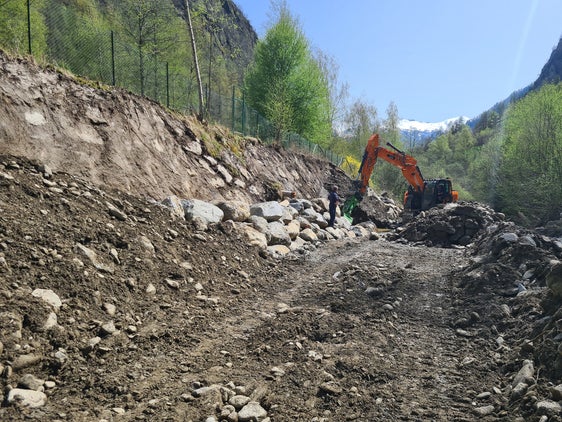 Während der Arbeiten: Der Bautrupp der Wildbachverbauung hat die unterspülte Ufermauer am Schnalserbach auf der Höhe von Recyclinghof und Kläranlage in ihrer Schutzfunktion wieder hergestellt. (Foto: LPA/Landesamt für Wildbach- und Lawinenverbauung West)