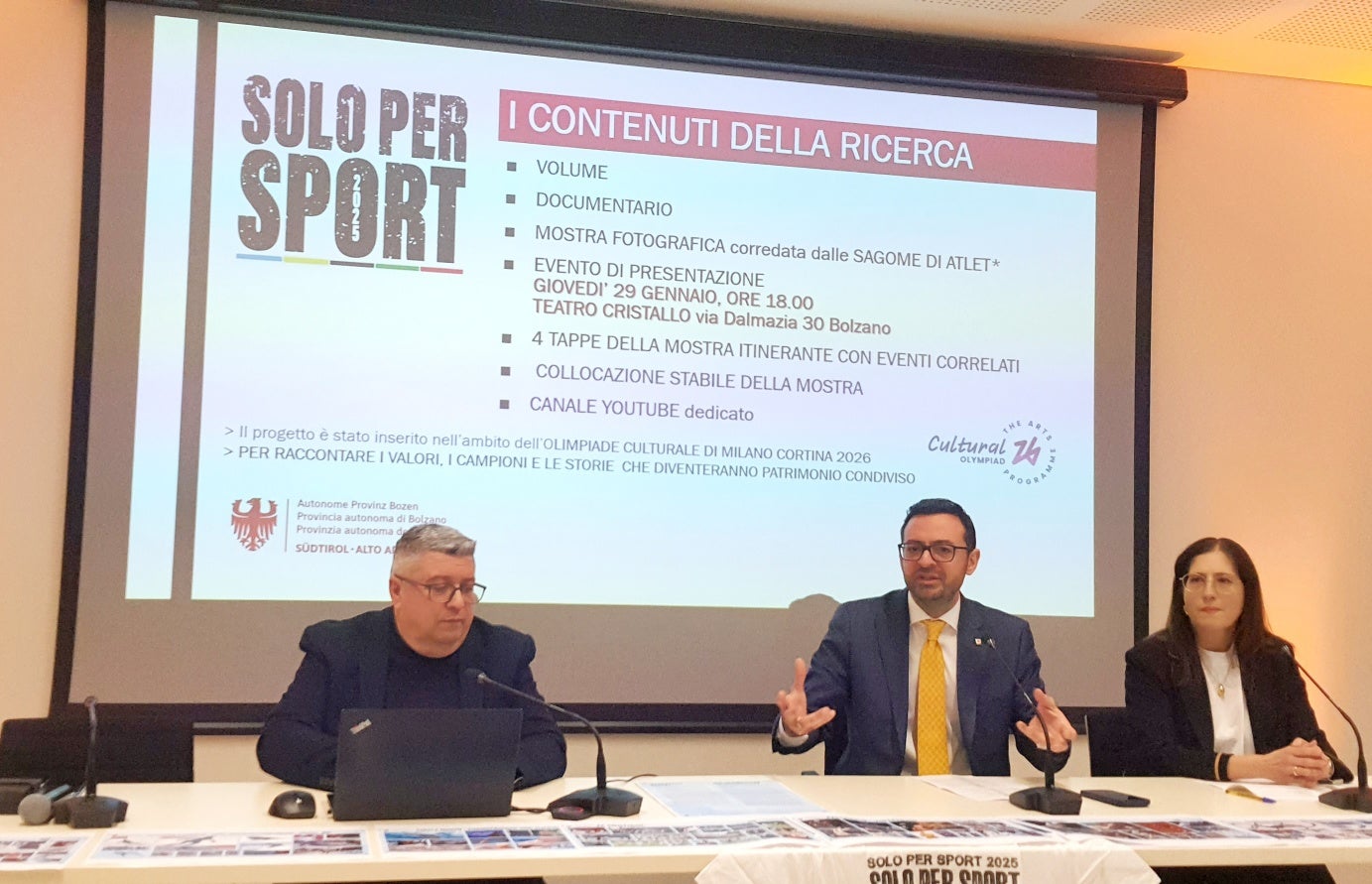 Stellten am 21. Jänner gemeinsam die ersten beiden Teile des Projekts Solo per Sport 2025 vor (von links): Projektleiter Daniele Magagnin, Landesrat Marco Galateo und Amtsdirektorin Marisa Giurdanella. (Foto: LPA)