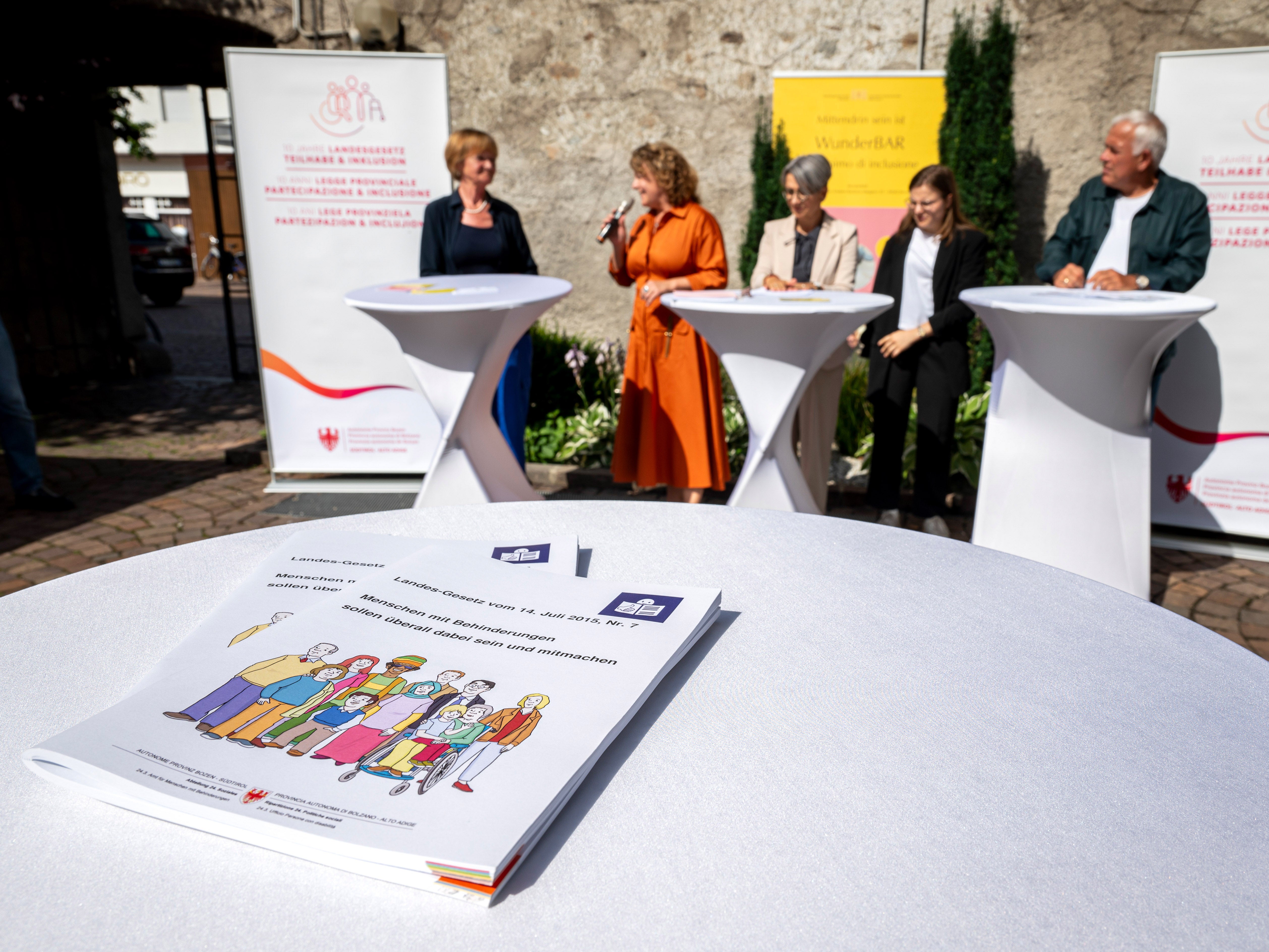 Vor 10 Jahren, am 14. Juli 2015, ist das Landesgesetz für Inklusion und Teilhabe in Kraft getreten. In Brixen wurde in der WunderBAR darüber gesprochen, was bereits umgesetzt ist und was noch zu tun bleibt. (Foto: LPA/Fabio Brucculeri)