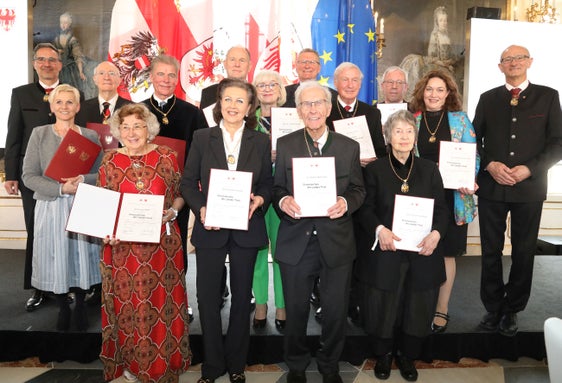 Die 13 neuen Trägerinnen und Träger des Ehrenzeichens des Landes Tirol mit den Landeshauptleuten Arno Kompatscher (l.) und Anton Mattle (r.) (Foto: Land Tirol/Frischauf Bild)