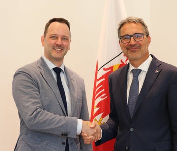 L’ambasciatore del Lussemburgo Christophe Schiltz (a sinistra) ha fatto visita il 4 settembre al presidente della Provincia Arno Kompatscher nel suo ufficio a Palazzo Widmann. (Foto: USP/Maja Clara)