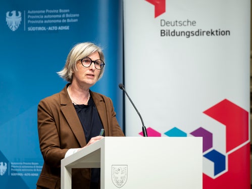 Die Direktorin des Amtes für Didaktik in der Pädagogischen Abteilung, Anna Pfitscher, zeigte auf, wie Unterrichtsentwicklung unterstützt werden kann. (Foto: LPA/Fabio Brucculeri)