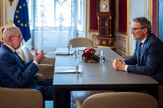Österreichs Bundespräsident Alexander Van der Bellen (links) und Landeshauptmann Arno Kompatscher sprachen in der Wiener Hofburg über die Verhandlungen zur Autonomiereform mit der italienischen Regierung in Rom.(Foto: Paul Kulec/HBF)