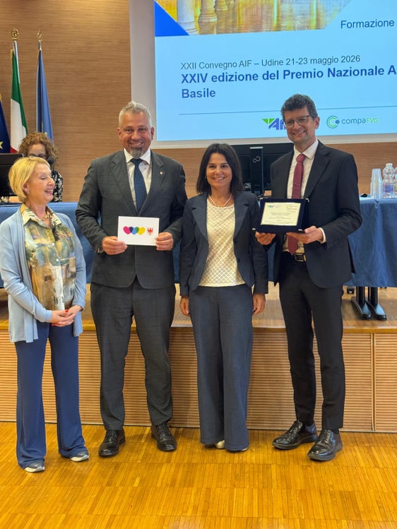 Das Land Südtirol wurde beim nationalen Weiterbildungspreis "Premio Basile" in Udine für sein Schulungsprojekt zu Inklusion, digitaler Barrierefreiheit und verständlicher Kommunikation in der öffentlichen Verwaltung ausgezeichnet.
Im Bild von links nach rechts: Maria Rita Bongiorno, Witwe von Filippo Basile, Namensgeber des "Premio Basile", Alexander Steiner, Generaldirektor des Landes, Renate Mayr, Mitarbeiterin der Agentur für Presse und Kommunikation, Günter Sölva, Direktor des Amtes für Personalentwicklung. (Foto: LPA)