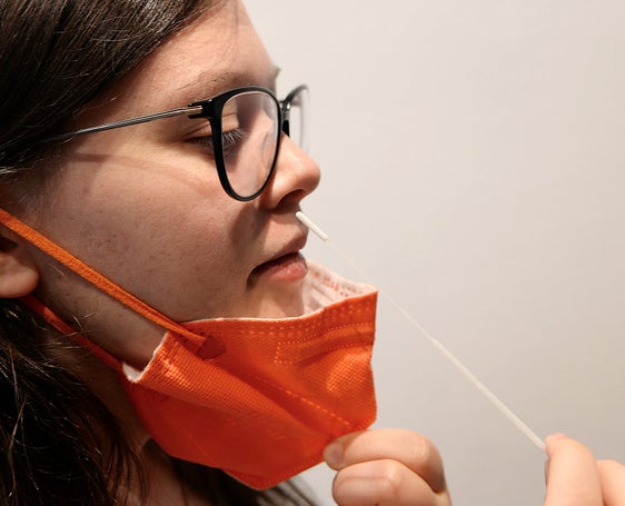 Covid-Tests in Schulen: Das zunächst für vier Wochen angesetzte Testangebot des Sanitätsbetriebs wird bis Ende Oktober verlängert. (Foto: pixelio.de/Thommy Weiss)