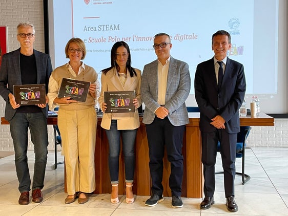 Innovazione digitale chiave per il futuro. Nella foto (da sinistra) Paolo Rech (dirigente scolastico Battisti), Paola Burzacca (dirigente scolastico Galilei), Emanuela Scicchitano (dirigente scolastica Istituto Comprensivo Laives), l'ispettore Fabio Furciniti e il sovrintendente scolastico Vincenzo Gullotta. (Foto: USP)