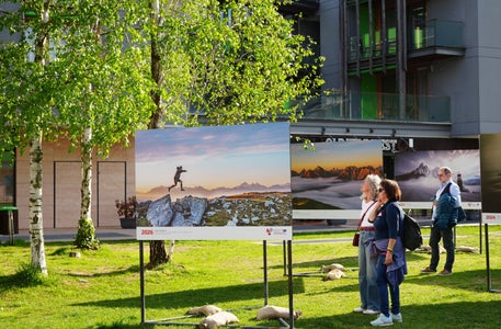 Im April 2026 gastierte die Ausstellung im Parco Fratelli Michelin in Trient (Trentino). Sie zeigt die Titelfotos aller zehn Jahre, ergänzt durch Zitate, Monatsbilder sowie Highlights und Meilensteine der Euregio. (Foto: Euregio/Nicole Zambanini)