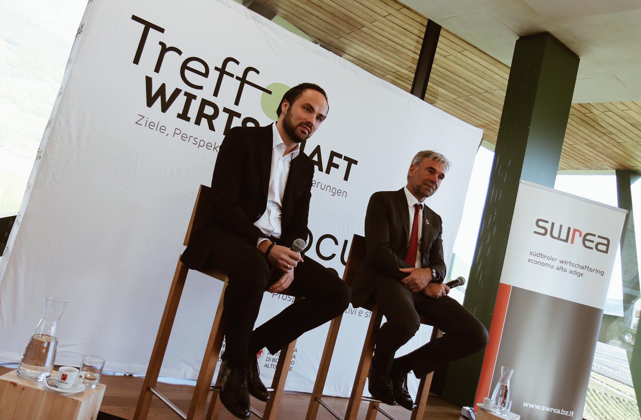 Landesrat Philipp Achammer und Landesrat Arnold Schuler lancieren 2022 gemeinsam mit dem Südtiroler Wirtschaftsring (SWR) die zweite Auflage der Reihe Treffpunkt Wirtschaft, eine Gesprächsrunde für Unternehmer und Wirtschaftstreibende. (Foto: LPA/Peter Natter)
