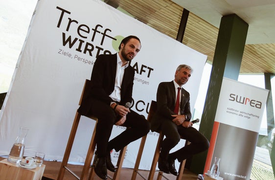 Landesrat Philipp Achammer und Landesrat Arnold Schuler lancieren 2022 gemeinsam mit dem Südtiroler Wirtschaftsring (SWR) die zweite Auflage der Reihe "Treffpunkt Wirtschaft", eine Gesprächsrunde für Unternehmer und Wirtschaftstreibende. (Foto: LPA/Peter Natter)