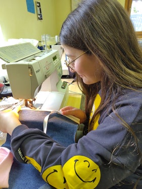 Uno sguardo all'ampia offerta del programma di cultura giovanile 2024/2025: cucito ad Andriano. (Foto: USP/Ufficio Servizio giovani)