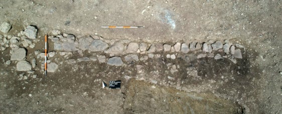 Am Galgenbichl im Gemeindegebiet Rasen-Antholz wurden Reste eines eisensteinzeitlichen Hauses gefunden, nachdem das Amt für Archäologie dort Sondierungsarbeiten durchgeführt hat. (Foto: LPA/Amt für Archäologie)