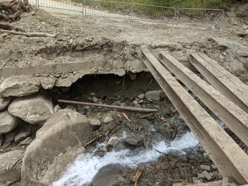 Nella foto si vede il rio Chiusette dilavato dopo le forti piogge di metà agosto. Ora si sta cercando di risistemare la strada e mettere in sicurezza il torrente. (Foto: ASP/Agenzia per la protezione civile/Ufficio sistemazioni bacini montani est)