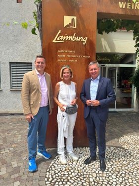Mit Landesrat Luis Walcher (rechts im Bild) hat sich Niederösterreichs Landeshauptfrau Johanna Mikl-Leitner über Tourismus und gastgewerbliche Nahversorgung ausgetauscht; links im Bild der Bürgermeister von Klosterneuburg Christoph Kaufmann. (Foto: LPA)