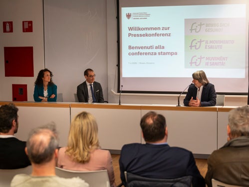 Die Kampagne fit – Beweg dich gesund, die am 7. April in Bozen vorgestellt wurde, zeigt, wie Bewegung einfach in Tages , Freizeit  und Arbeitsabläufe integriert werden kann. (Foto: LPA/Fabio Brucculeri)