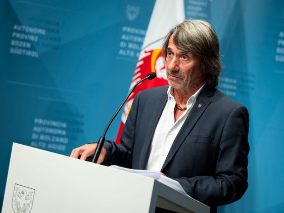 Die Grippe, unterstrich Landesrat Messner bei der Pressekonferenz nach der Sitzung der Landesregierung, sei immer noch ein "ernstes Problem: Statistisch versterben 13,8 auf 100.000 Personen an den Folgen einer Influenzaerkrankung, weshalb es wichtig ist, dass sich nicht nur die zu den der Risikogruppen gehörigen Personen impfen lassen". (Foto: LPA/Fabio Brucculeri) 