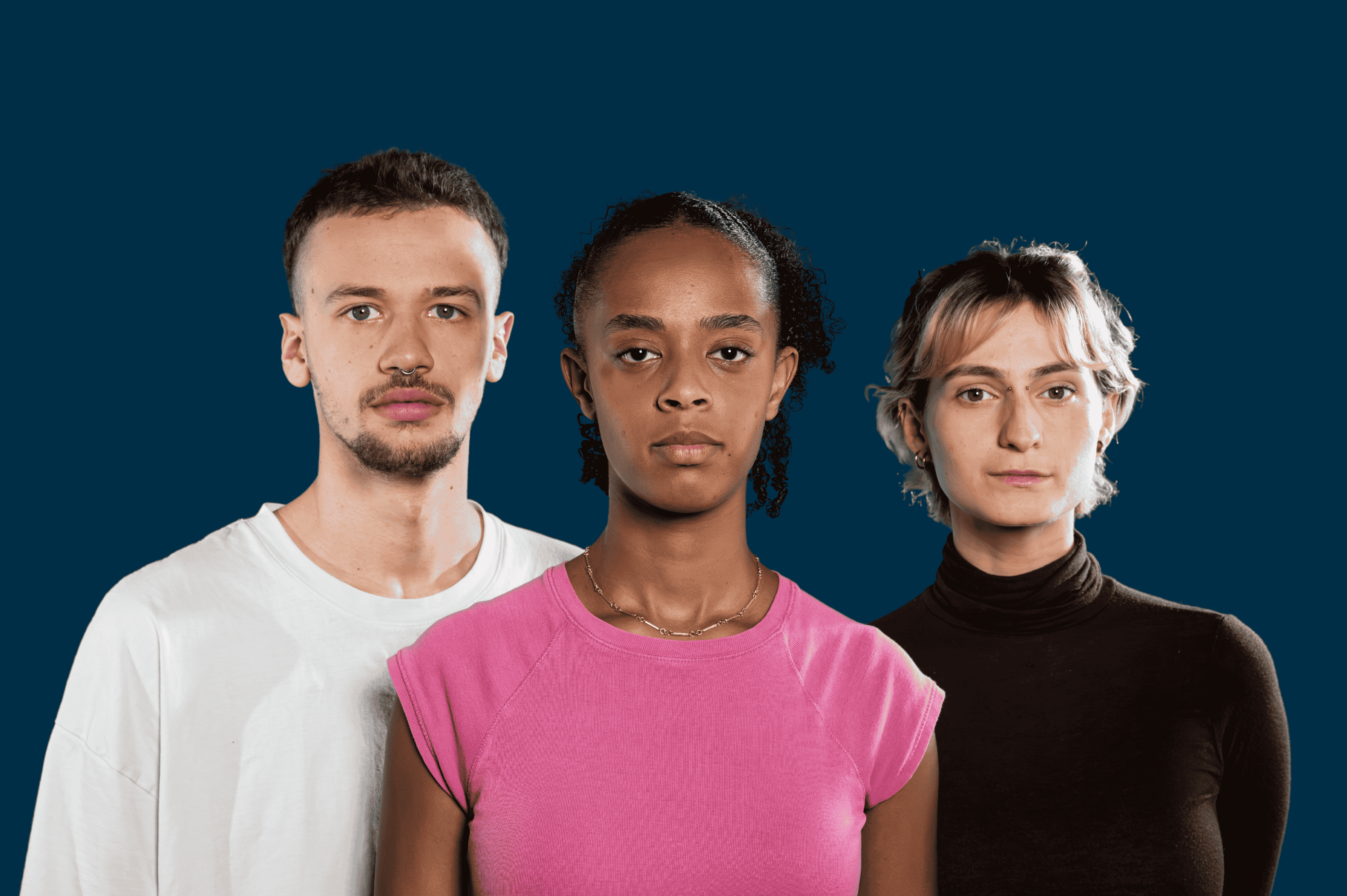 Primo piano dell'attore e delle attrici protagonisti dei video. Foto: Fabio Brucculeri