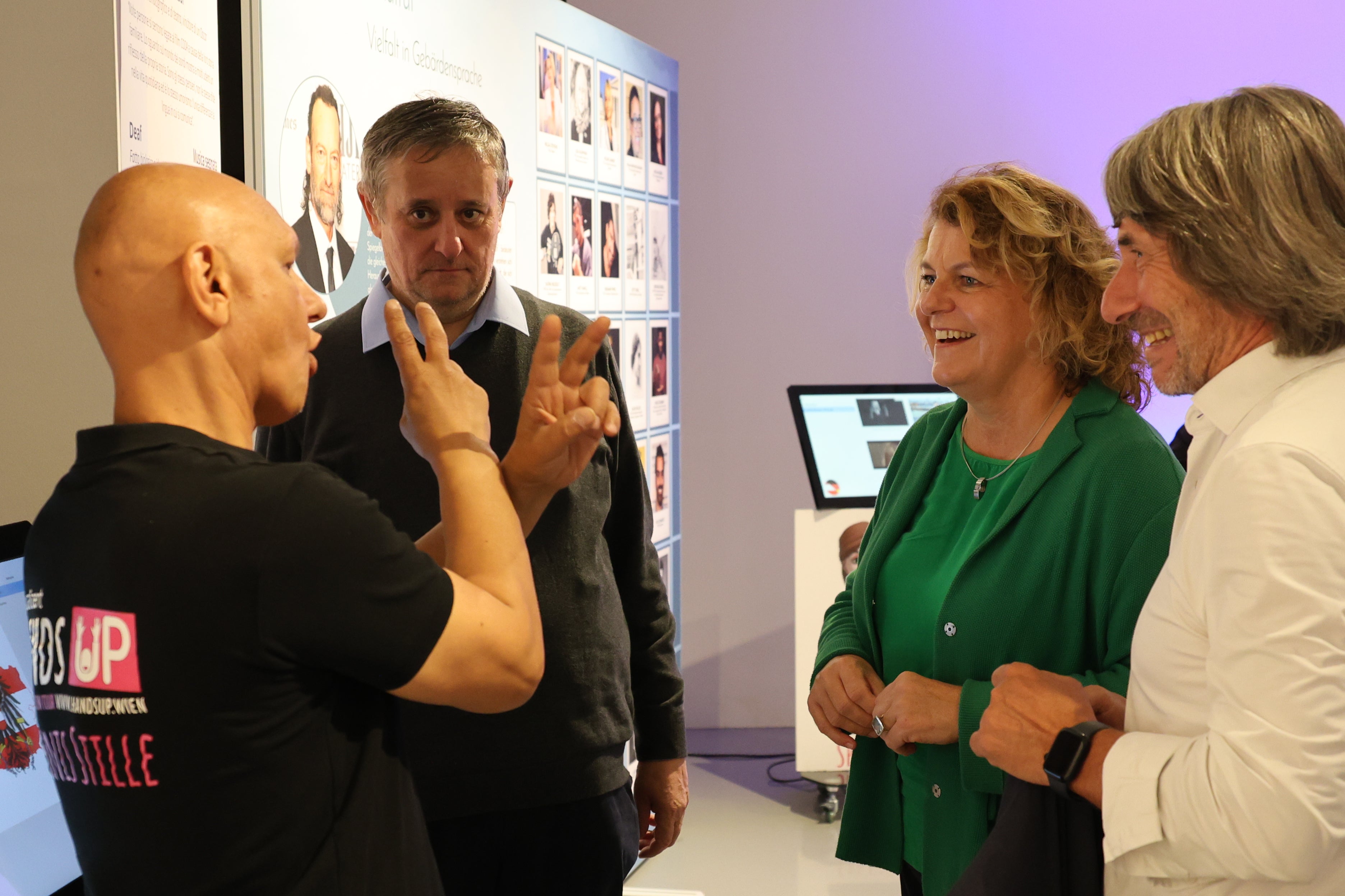 Landesrätin Pamer und Landerat Messner haben die Ausstellung des Gehörlosenverbandes besucht, die am 25. September im Ausstellungssaal des Bürgersaales in Meran (Otto-Huber-Straße 8) von 9.00 bis 17.30 Uhr zu sehen ist. (Foto: LPA/Katharina Fleischmann)