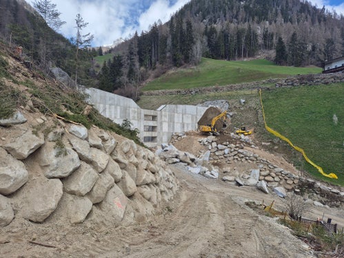 Die orografisch linke Talseite wurde zum Abschluss der Arbeiten wieder in ähnlicher Form begrünt, der gesamte orografisch rechte Bereich wurde mit Laubbäumen und Sträuchern bepflanzt. (Foto: LPA/Landesamt für Wildbach- und Lawinenverbauung Ost in der Agentur für Bevölkerungsschutz)