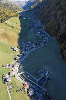 Das Landesamt für Wildbachverbauung Ost hat zwei weitere Baulose umgesetzt und mit Geldern aus dem Europäischen Fonds für regionale Entwicklung den Hochwasserschutz für Prettau im Ahrntal weiter erhöht; in der Luftaufnahme gut ersichtlich die Straße entlang der Ahr. (Foto: LPA/Landesamt für Wildbach- und Lawinenverbauung Ost)