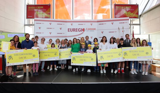 Die Gewinnerklassen der diesjährigen Ausgabe konnten "Euregio macht Schule"-Schecks in Höhe von 500 Euro für schulische Aktivitäten entgegennehmen. (Foto: Land Trentino/Matteo Rensi)