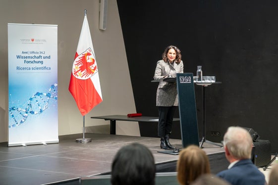 Jurymitglied Sonia Prader hielt die Laudatio auf Notfallmediziner Hermann Brugger. (Foto: LPA/Daniel von Johnston)