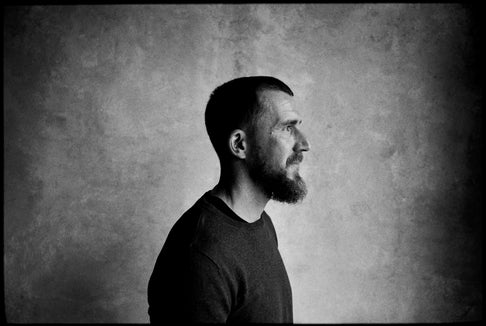 Der Nordtiroler Gregor Sailer wird mit dem Paul-Flora-Preis 2026 ausgezeichnet. Kulturlandesrat Philipp Achammer und Tirols Kulturreferent, Landeshauptmann Anton Mattle überreichen den Preis am 14. September in Innsbruck. (Foto: Land Tirol/Patrick Saringer)