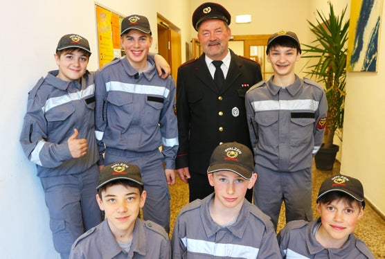 Freuten sich über den Sieg in ihrer Kategorie: Jungfeuerwehrmänner mit ihrem Begleiter. (Foto: Chris Thomas)