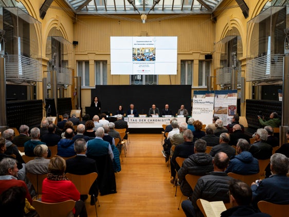 Südtirols Chronistinnen und Chronisten treffen sich jährlich zum Austausch. Um die Netzwerkarbeit weiter zu stärken und das Chronistenwesen in Südtirol weiterzuentwickeln, wird am 31. März eine Fördervereinbarung zwischen Landesarchiv und Südtiroler Bildungszentrum unterschrieben. (Foto: LPA/Fabio Brucculeri)