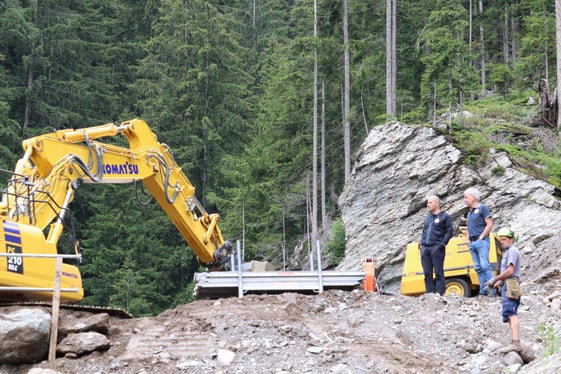 Sperre im Öttenbach in Sarnthein wird um zwei Meter erhöht: Begutachtung durch (v.l.) Amtsdirektor Philipp Walder und Bevölkerungsschutzlandesrat Arnold Schuler (Foto: LPA/Maja Clara)