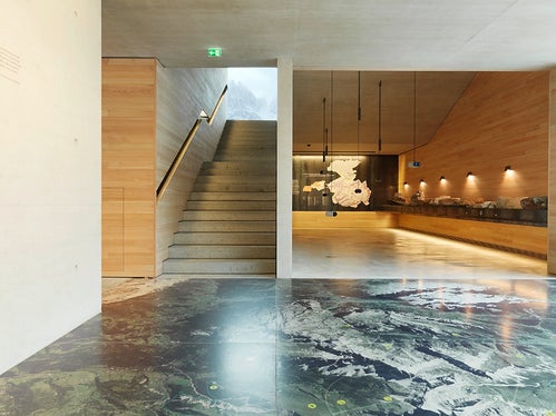 Fünf der sieben Naturparkhäuser Südtirols haben derzeit geöffnet (im Bild das Naturparkhaus Puez-Geisler in Villnöß): Auch in den Wintermonaten warten die Besucherzentren mit vielfältigen Ausstellungen auf. (Foto: LPA/Paul Ott)