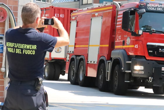 Der Hilfszug aus Berufsfeuerwehr und Freiwilligen Feuerwehren ist am 12. August vom Sitz der Berufsfeuerwehr an der Drususallee in Bozen mit Kommandofahrzeug und drei Waldbrandeinheiten Richtung Süden gestartet. (Foto: LPA/Maja Clara)