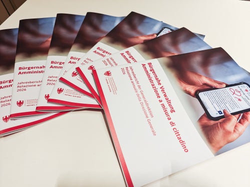 La relazione sull'Amministrazione a misura di cittadino 2026, pubblicata per la seconda volta dalla Direzione generale della Provincia di Bolzano. Il documento, trasmesso anche al Consiglio provinciale, fa il punto sulle misure adottate dall'Amministrazione provinciale in materia di sburocratizzazione. (Foto: USP/Ursula Pirchstaller)