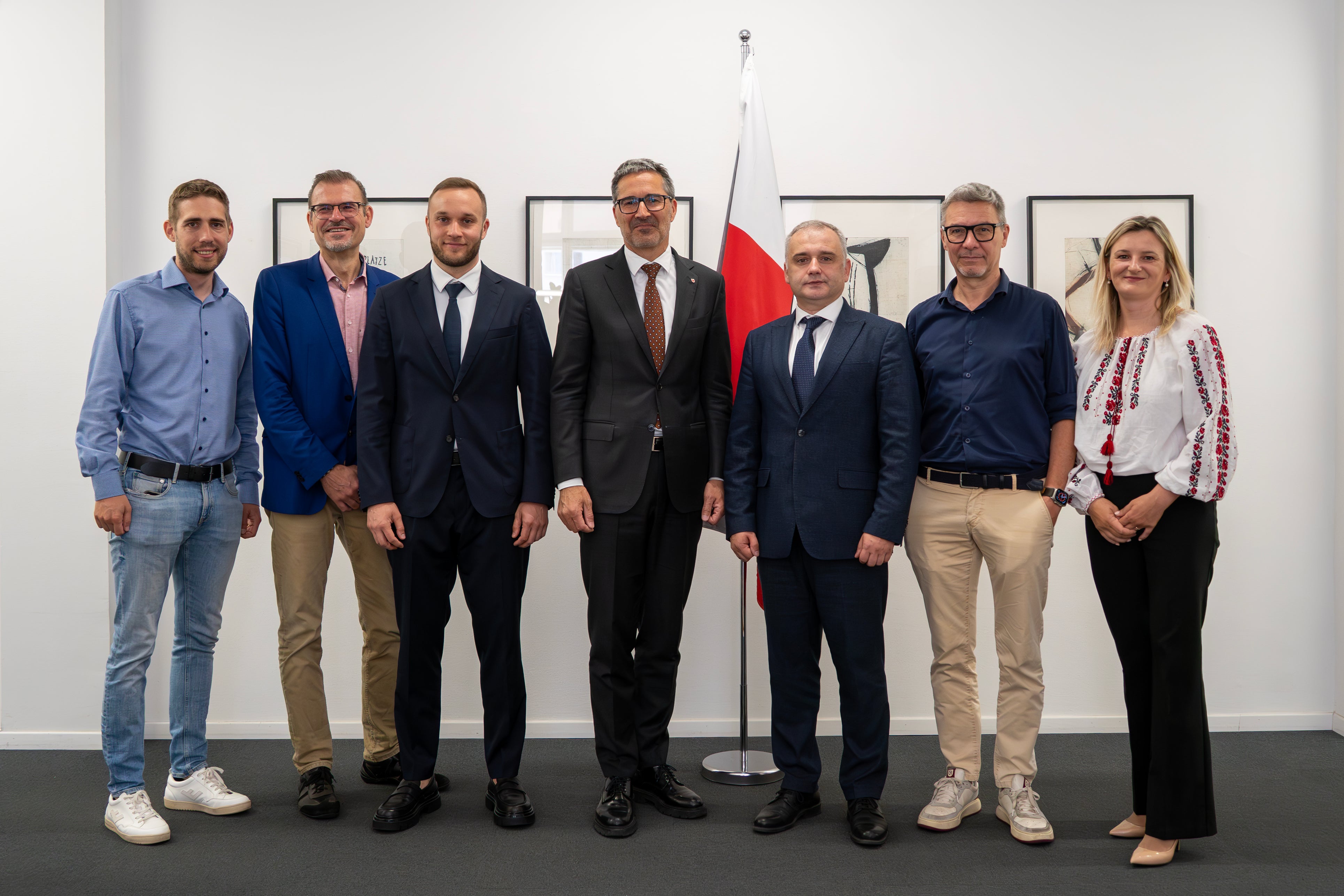 Sie sprachen über eine mögliche Kooperation zwischen Südtirol und Transkarpatien (von links): Marc Röggla, Günther Rautz, Taras Hayduk, Arno Komaptscher, Andriy Sheketa, Stephan Ortner und Alyona Zubaryeva.  (Foto: Eurac Research/Annelie Bortolotti)