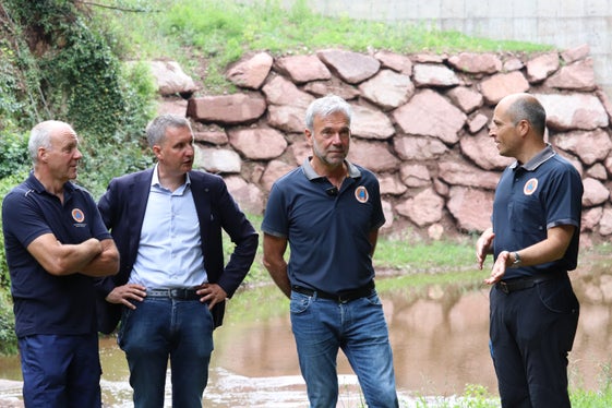 Bei der Sperre in der Fagenschlucht in der Gemeinde Bozen: (v.l.) Vorarbeiter Albert Premstaller, Vizebürgerrmeister Luis Walcher, Landesrat Schuler, Direktor des Landesamtes für Wildbachverbauung Nord Philipp Walder (Foto: LPA/Maja Clara)