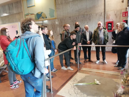 Delegazione dell’Ufficio Servizio giovani della Ripartizione cultura tedesca sul luogo dell’attentato del 2 agosto 1980 con la storica Cinzia Venturoli (Foto: USP/Agide Melloni)